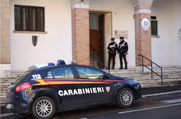 Dà fuoco ad una sostanza infiammabile su un banco di scuola, denunciato