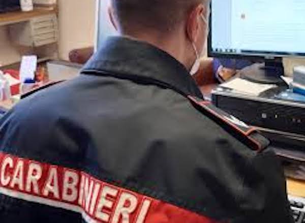 Conosce una donna in chat e subisce un'estorsione
