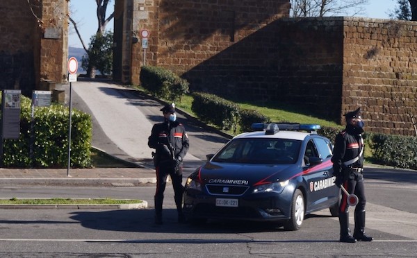 Urinavano in pieno centro urlando e insultando i passanti, senza mascherina, sanzionati tre giovani