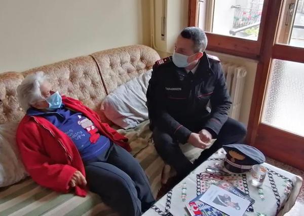 I Carabinieri portano i giornali dell'Arma a casa di Nonna Vera
