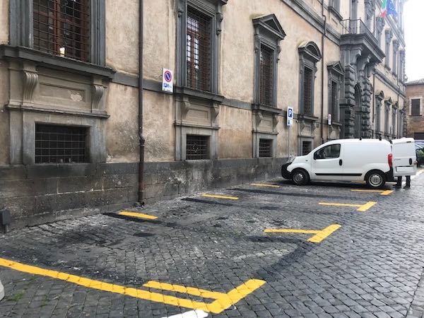 Via al rifacimento delle strisce per il carico/scarico merci