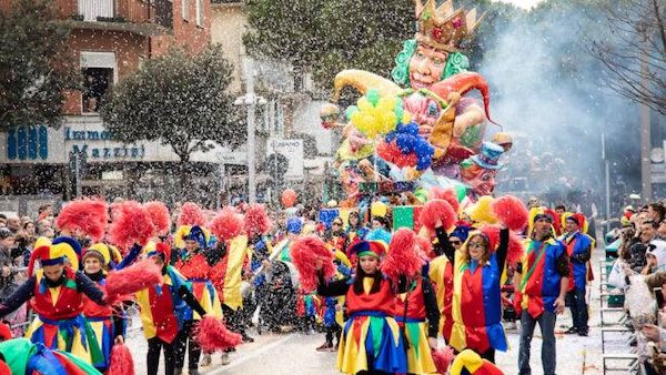 Dodicesimo "Carnevale Sanvenanzese". Raduno in Piazza Alighieri e sfilata
