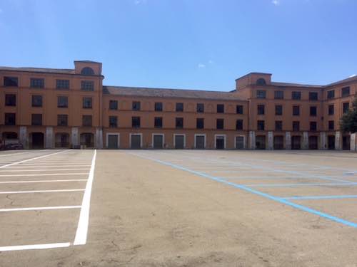 Parcheggi alla Piave. Piazza d'Armi si ricopre di strisce bianche e blu