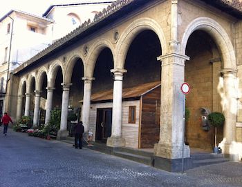 Nei portici della chiesa di Sant'Andrea spunta una casetta in legno. Italia Nostra denuncia l'accaduto con una lettera aperta