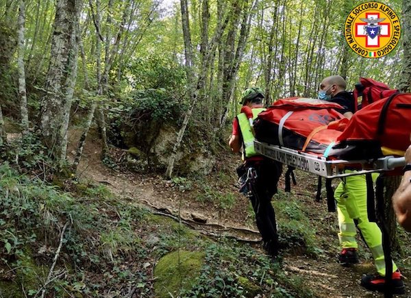 Cade in un dirupo a Castel di Fiori, soccorso dagli uomini del SASU