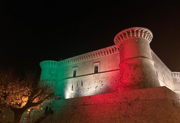 4 Novembre, tricolore e versi di Ungaretti sul Castello di Alviano