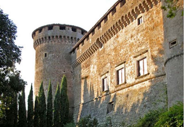Visita al Castello di Giulia Farnese e il suo Giardino Medievale