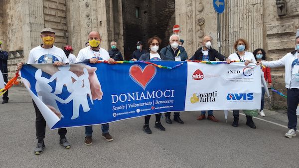 Catena della Pace, colori e partecipazione nel rispetto delle distanze e delle norme anti-Covid