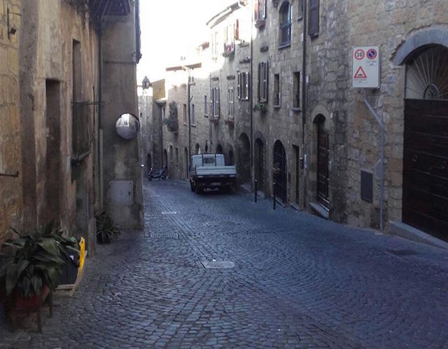 Cade dallo scooter in Via della Cava: circolazione in tilt, ambulanza bloccata dal traffico