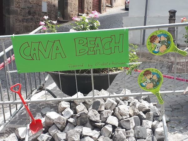 Ironia amara in Via della Cava. Nella città senza mare, è subito "Cava Beach"