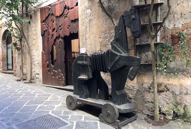 A cavallo della storia, la Bottega Michelangeli cerca foto. Nuovo allestimento per "Lignum in Fabula"