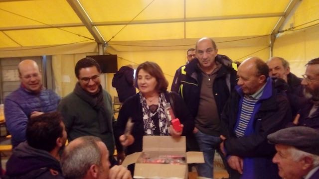 Sisma, l'assessore Cecchini consegna piccole radio donate per i cittadini di Norcia 