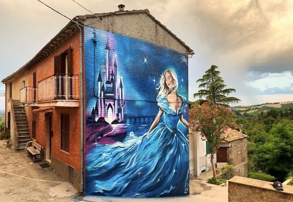 Ultimato il murales di Cenerentola. "Il Paese delle Fiabe" non smette di sognare