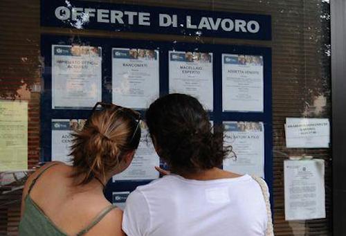 Centro per l'Impiego. Tra i posti di lavoro disponibili, un addetto alla produzione