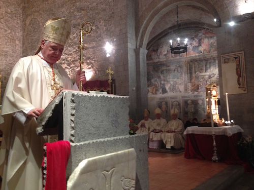 VIDEO ORVIETOTV - Il Cardinale Muller chiude la Porta Santa a Bolsena