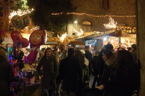 In migliaia al "Caffeina Christmas Village", visitabile ancora fino a domenica
