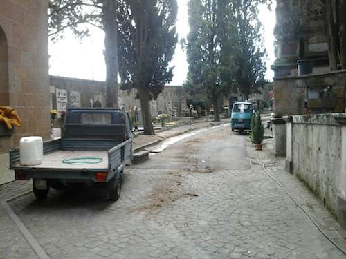 Cimiteri, il Comune appalta la gestione della manutenzione del verde