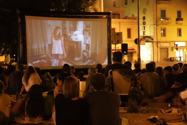 Schermo gonfiabile per un cinema itinerante in piazze, parchi e luoghi naturali