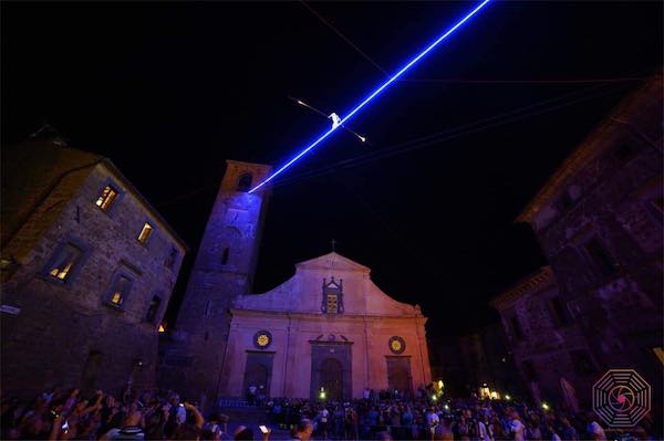 In migliaia a "La Notte delle Luci" che immerge Civita nell'incanto