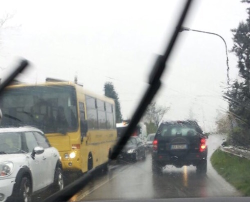 Semaforo mobile blocca il traffico sul Ponte dell'adunata