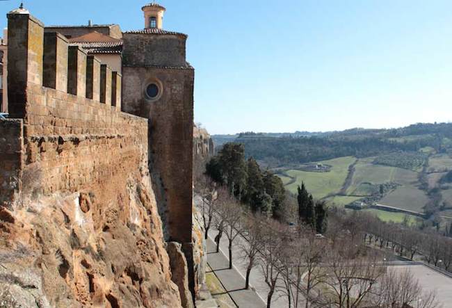 La FAI Marathon attraversa Orvieto. Dall'orto medievale che sarà al serbatoio della funicolare che fu