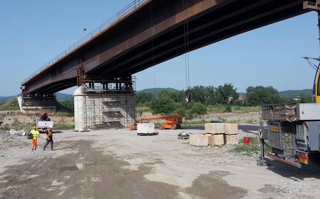 Complanare, unite le estremità del ponte sul fiume Paglia 