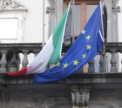 Tricolore listato a lutto al Comune di Orvieto