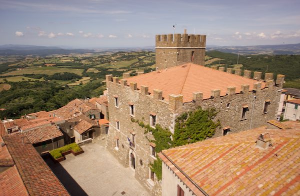 "Earth Hour. L'Ora della Terra", il Comune di Manciano spegne le luci del Cassero 