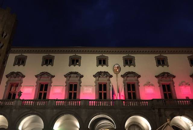 Con il "Nastro Rosa" di AIRC, il Palazzo Comunale si illumina di prevenzione