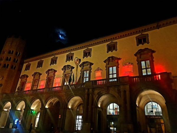 La facciata del Municipio si illumina di rosso. Azioni concrete a tutela dei diritti delle donne