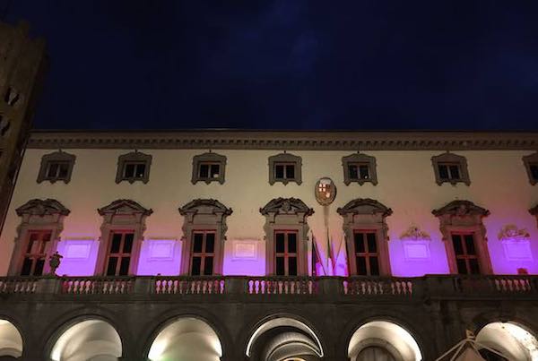 "Facciamo luce sul tumore al pancreas". E il Municipio si illumina di viola