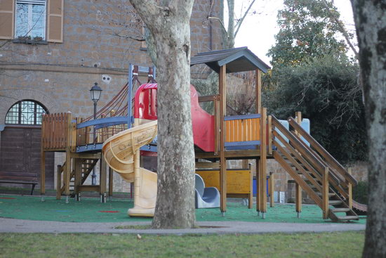 Cimitero, in vigore l'orario estivo. Per la riapertura delle aree giochi si attende la sanificazione