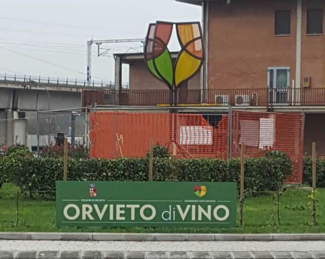Il calice del Consorzio del Vino collocato all'ingresso della città