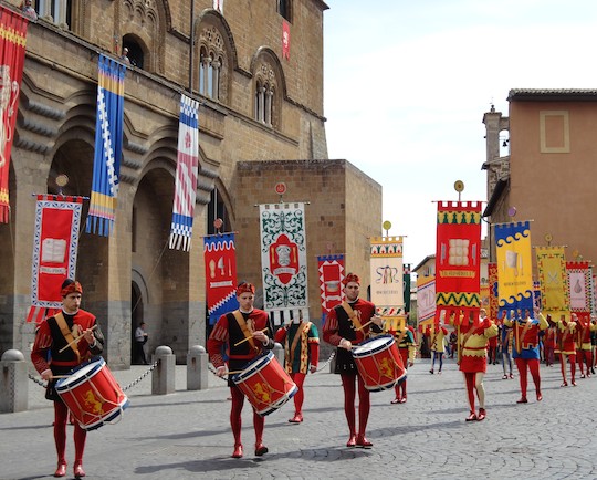 Si rinnova la sentita tradizione del Corpus Domini. Corteo solenne e composto e presenza delle maggiori autorità religiose e civili
