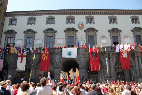 Corteo Storico, l'uscita dal Comune scalda la piazza. La città onora il Corpus Domini