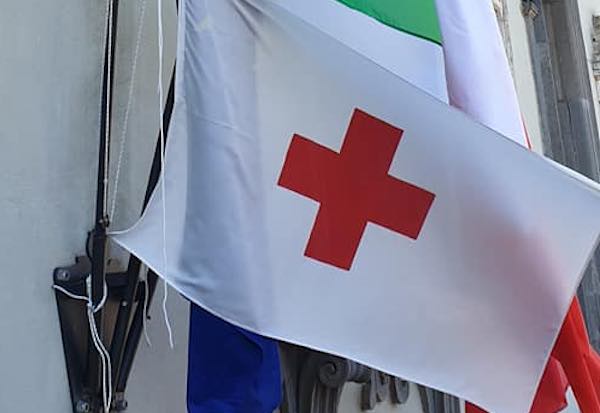 Bandiera sulla facciata e Municipio illuminato per la Giornata Mondiale della Croce Rossa