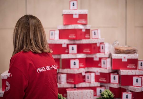 Solidarietà e dolcezza, torna il panettone solidale della Croce Rossa
