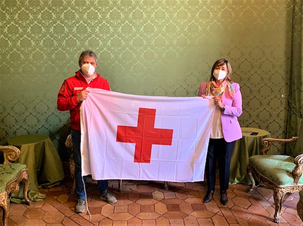 Il Comitato Regionale della Croce Rossa Umbria consegna alla presidente Tesei la bandiera da esporre su Palazzo Donini