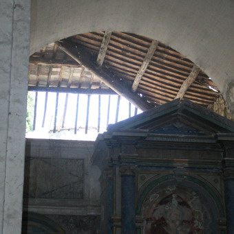 San Lorenzo in Vineis ridotta a rimessa di materiali. Nel degrado crolla anche una porzione di tetto