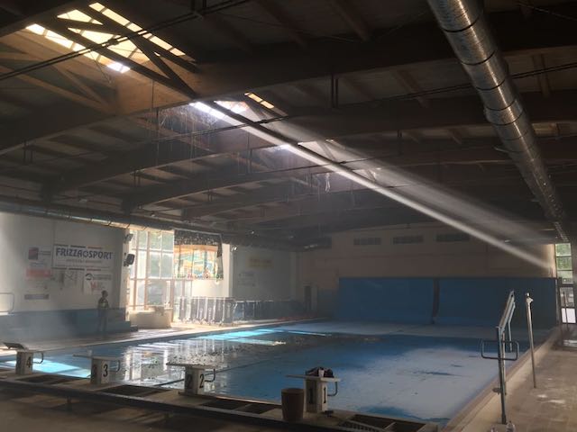 Spento incendio alla piscina, danni a pannelli fotovoltaici e copertura. Foto