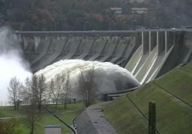 Apertura della diga di Corbara per lo sfioro della piena del fiume Tevere