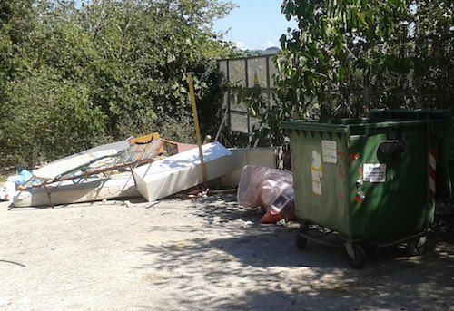 Rifiuti e ancora rifiuti: a Tordimonte elettrodomestici, reti e materassi