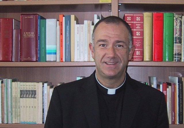 "Rimetto il mandato nelle mani del Vescovo". L'abbraccio di don Marco ai fedeli