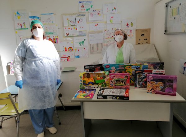 La Parrocchia di San Biagio dona libri e giochi al Centro Vaccinale dell'Usl