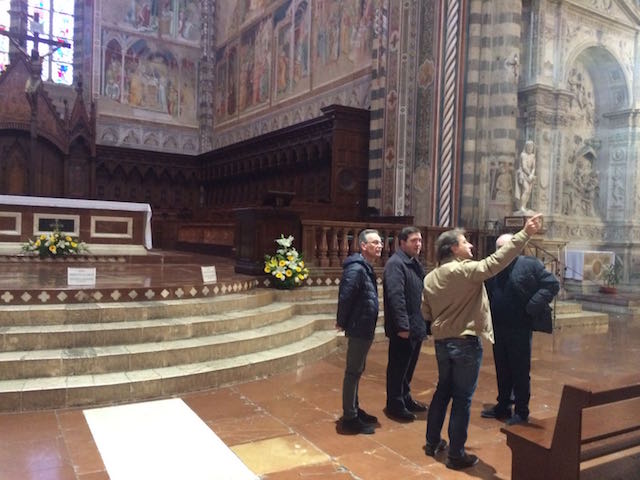Terremoto nel Centro Italia, cadono calcinacci al Duomo di Orvieto - FOTO