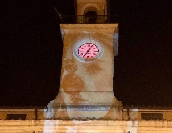 C'è "El Mimo" sulla parete della Torre del Palazzo Comunale