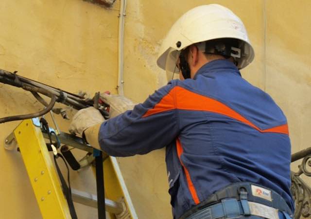 Luce nuova per il centro storico. Due giorni di lavoro per le squadre Enel