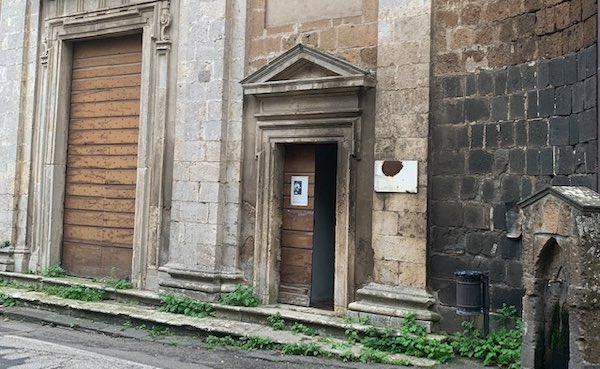 "Incuria generalizzata un po' ovunque". Dalla prossima settimana, taglio dell'erba