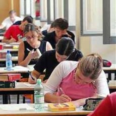 Maturità: notte prima degli esami per 500mila. Toto-tracce su Twitter e Facebook