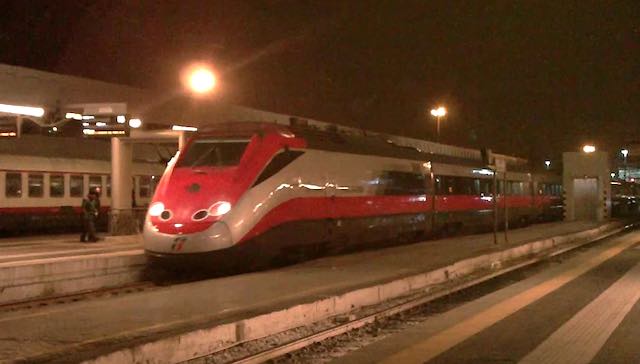 L'Euronight non si ferma alla stazione, passeggeri costretti a scendere a Chiusi
